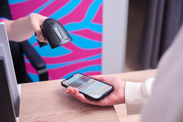 Сканирование штрихкода заказа Ozon на смартфоне в пункте выдачи — e-commerce, ПВЗ и обработка заказов в ДФО