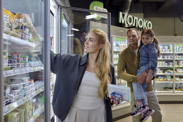 Покупатели у холодильной витрины в продуктовом магазине на фоне роста спроса на подготовленные продукты
