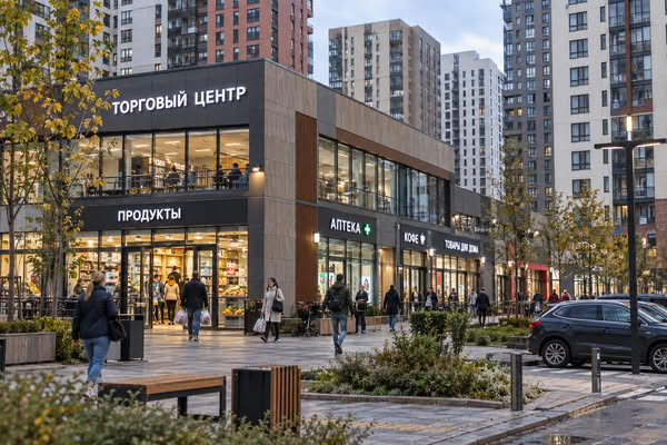 Районный торговый центр среди жилых домов нового квартала в Москве