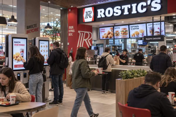 Посетители и сотрудники в действующем ресторане Rostic’s
