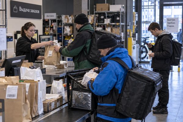 Курьеры получают заказы в зоне выдачи магазина перед выходом на доставку