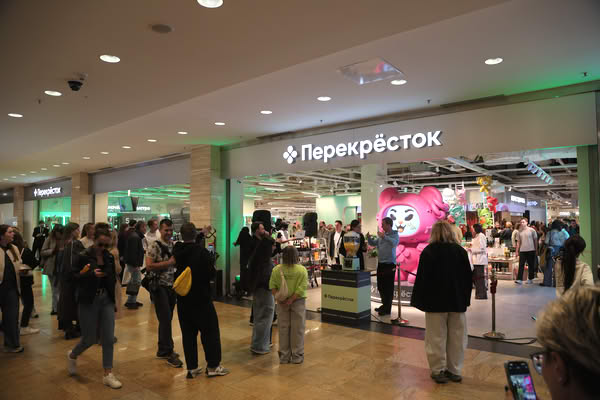 Цифровое кафе «Перекрёсток Select»: сотрудники готовят заказы, покупатель забирает напиток у стойки выдачи
