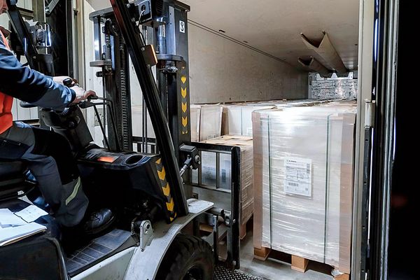Погрузка продукции КБК «КАМА» с помощью вилочного погрузчика: упаковка листовой бумаги на поддонах для отправки клиентам по России и в страны СНГ.