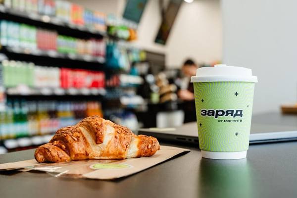 Кофе и круассан в магазине «Заряд от Магнита» — формат ultra-convenience с акцентом на готовую еду, напитки и быстрые покупки
