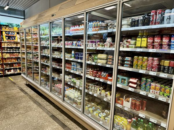 Холодильные витрины с ассортиментом продуктов в новом магазине «Магнит» в аэропорту Сочи: молочная продукция, напитки, готовая еда, снеки и товары в дорогу