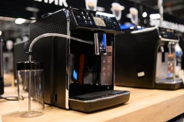 Автоматическая кофемашина на полке магазина электроники — популярная техника в розничных продажах в России в 2025 году