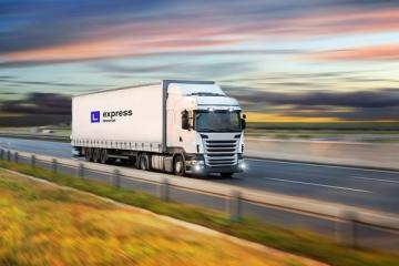 Грузовик Express Isource на трассе — интеграция с Xplan ускоряет доставку и снижает логистические издержки
