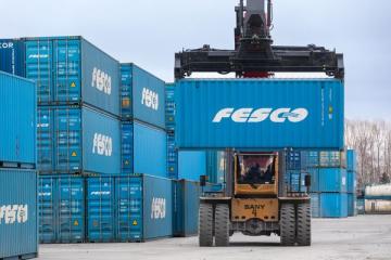 Погрузка контейнеров FESCO на терминале. Логистика, контейнерные перевозки, интермодальные грузоперевозки в России.