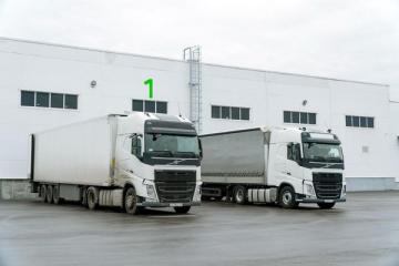 Грузовики на погрузочной площадке КБК «КАМА» — визуализация масштабной логистики предприятия, достигшего 100-тысячной отгрузки продукции с 2012 года.