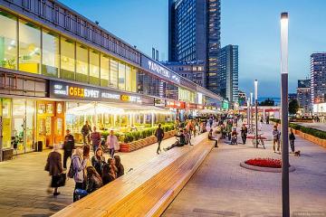 Стрит-ритейл на главной улице Москвы вечером — пешеходная зона, рестораны и магазины