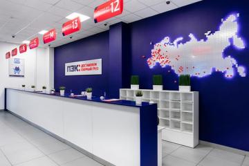 Офис логистической компании ПЭК с картой маршрутов доставки по России на стене