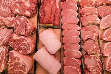 Разделка свинины на прилавке — рост цен на мясо в опте в 2025 году