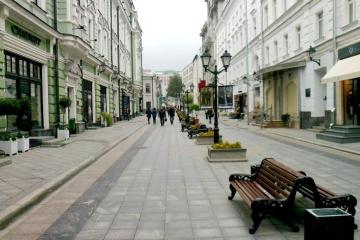 Пешеходная улица Столешников переулок в центре Москвы — один из главных ритейл-кластеров столицы с бутиками, кафе и люксовыми магазинами