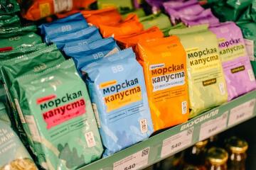 Упаковки морской капусты ВкусВилл на полке супермаркета в Ереване