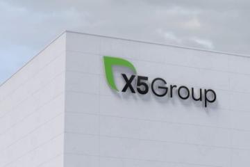 Логотип X5 Group на фасаде здания — крупнейшего ритейлера России по выручке в 2025 году