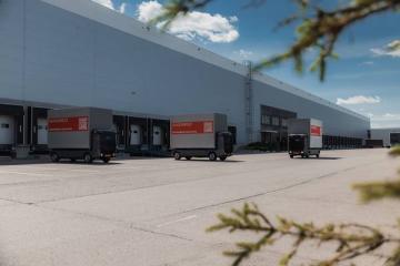 Беспилотные грузовики у доковых ворот распределительного центра — тестовая эксплуатация автономной логистики в ритейле