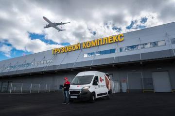 Фургон DPD у грузового комплекса с пролетающим самолётом — символ экспресс-доставки и логистических услуг по России и за рубеж