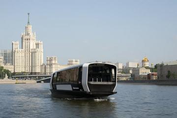 Электросудно «Синичка» на Москве-реке на фоне высотки на Котельнической набережной — пример экологичного городского транспорта