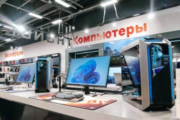 Отдел «Компьютеры» в магазине электроники: игровые ПК и мониторы на витрине — иллюстрация к материалу о рынке мониторов в России (H1 2025, выручка +4%, тренд на 4K)