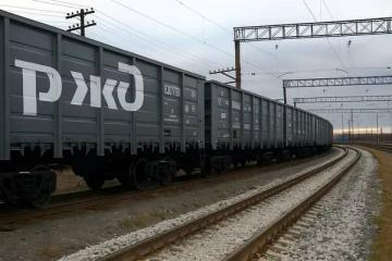 Пустые вагоны РЖД на железнодорожных путях — символ падения грузопотока и кризиса в перевозках