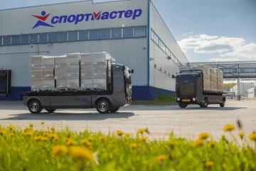 Беспилотные электрогрузовики EvoCargo перевозят грузы на складе «Спортмастера» в Подмосковье