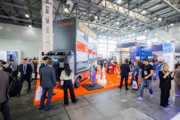 Стенд компании EvoCargo на выставке CeMAT Russia 2025 с демонстрацией беспилотного грузовика и автопилотируемых логистических решений
