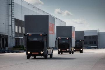 Автономные беспилотные грузовики ЭвоКарго с обновлённой системой автопилота выполняют логистическую операцию на территории промышленного комплекса
