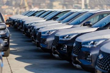 Ряд новых автомобилей на терминале FESCO во Владивостоке, подготовленных к выдаче после перевалки с судов ro-ro — импорт авто через Дальний Восток