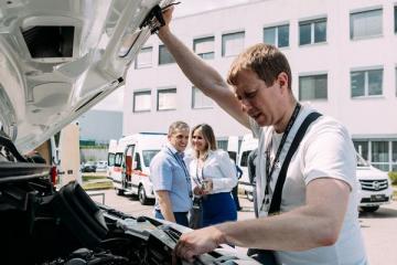 Обучение технического специалиста в учебном центре «МБ РУС» с практической диагностикой автомобиля на фоне коммерческих моделей FOTON и FORLAND