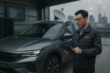 Инженер МТС проверяет подключение китайского автомобиля к телематической платформе с помощью планшета