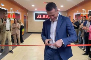 Генеральный директор «М.Видео» Феликс Либ перерезает красную ленту на открытии новой штаб-квартиры компании в бизнес-центре «Орбион», Сколково
