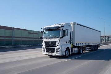 Автономный грузовик Navio Freight с прицепом на федеральной трассе М-11 — беспилотный тягач нового поколения в движении в рамках коммерческого рейса