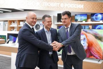 Руководители М.Видео и представители белорусской стороны на открытии бренд-зоны «Сделано в Беларуси» в магазине электроники