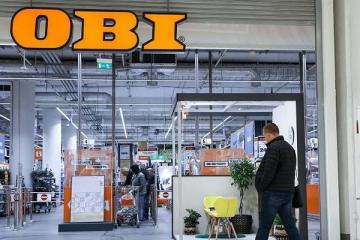 Вход в магазин OBI в торговом центре, покупатели с тележками, интерьер торгового зала до ребрендинга в «Дом Ленты»