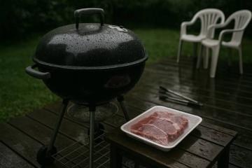 Продажа шашлыка в супермаркете: охлаждённые мясные полуфабрикаты в упаковке на фоне пустующего прилавка
