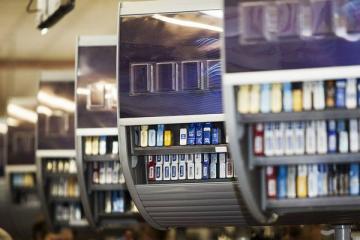 Торговая стойка с сигаретами в магазине — иллюстрация новых требований лицензирования розничной торговли табачной продукцией в России с 2026 года