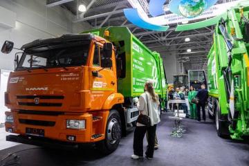 Мусоровозы Смоленского завода КДМ на выставке WasteTech-2025, в том числе модель на базе КАМАЗ с системой мониторинга загрузки и веса
