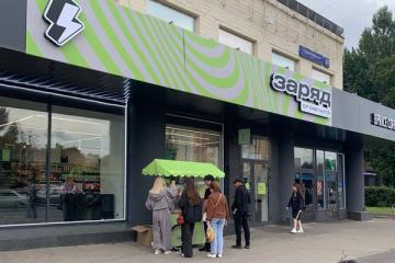 Фасад магазина «Заряд от Магнита» в Москве — новый формат ultra-convenience с фокусом на готовую еду и кофе