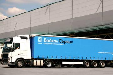 Фура «Байкал-Сервис» на погрузочной площадке — профессиональная доставка грузов по всей России