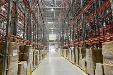 Современный склад класса А с паллетами и высокостеллажным хранением продукции