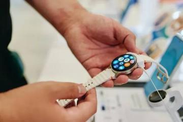 Покупатель тестирует смарт-часы в магазине электроники — рост интереса к носимым гаджетам и цифровым экосистемам в России в 2025 году