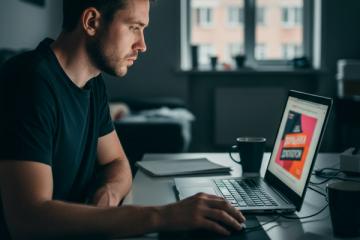 Графический интерфейс смартфона с онлайн-рекламой и пользователь, пролистывающий её без внимания, на фоне современных цифровых интерфейсов