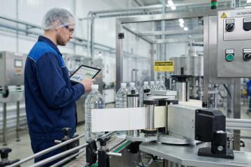 Автоматизированная линия нанесения этикеток на флаконы FMCG — иллюстрация к статье о покупке типографии Supplement Group и вертикальной интеграции в упаковке