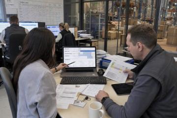 HR-специалист и руководитель операций планируют вакансии и смены в офисе логистической компании