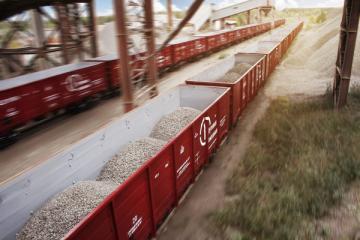 полувагоны с щебнем на железной дороге, перевозка строительных материалов и логистика