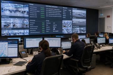 Ситуационный центр аэропорта с видеостеной и операторами для управления потоками и службами